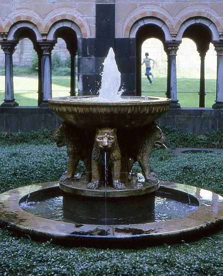 MARIA LAACH > Benediktinerkloster > Löwenbrunnen