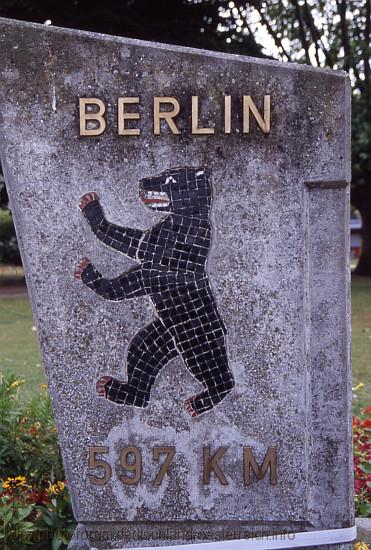 BINGEN > Gedenkstein - 597Km nach Berlin