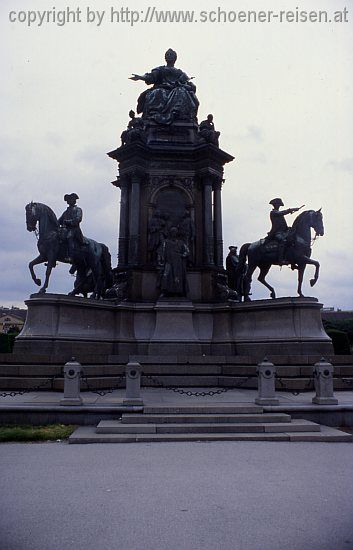 WIEN > Maria-Theresien-Platz > Denkmal Maria-Theresia