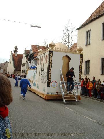 FASCHINGSUMZUG > Höchstädt > Hütte Hausen