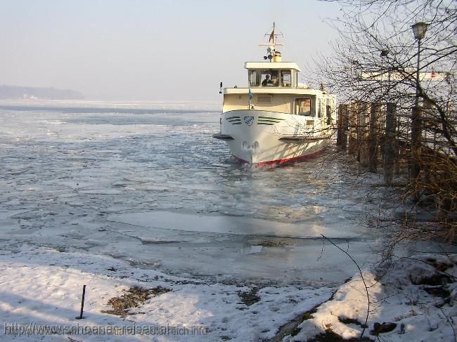 CHIEMSEE > Winter > Fraueninsel > Nordsteg >  Fährschiff Rudolf beim Eisbrechen