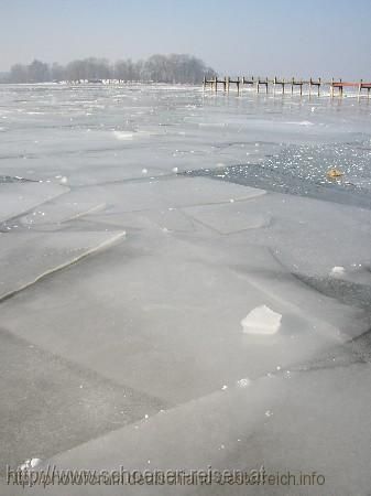 CHIEMSEE > Winter > Eisweg > Weg auf dem Eis zur Krautinsel