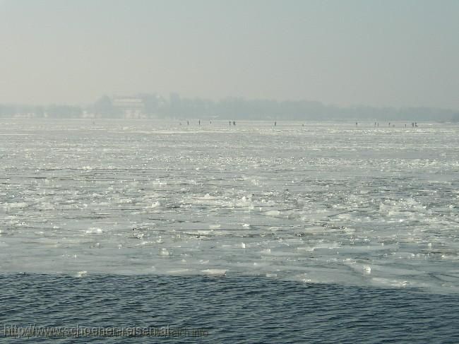 CHIEMSEE > Winter > Eisweg > Menschen auf dem Eis