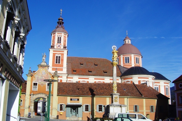 PÖLLAU > Ansicht der Basilika vom Hauptplatz