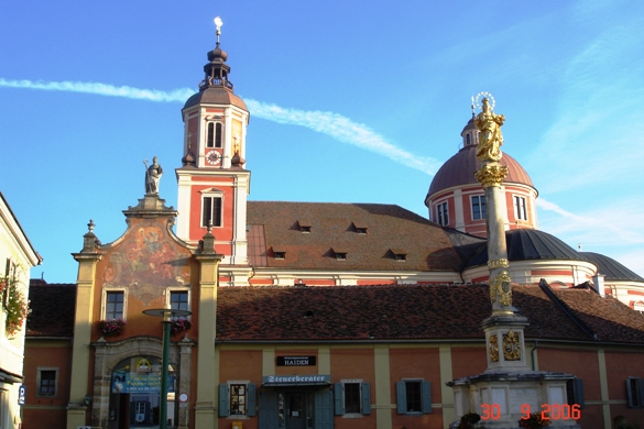 PÖLLAU > Kirche vom Hauptplatz gesehen