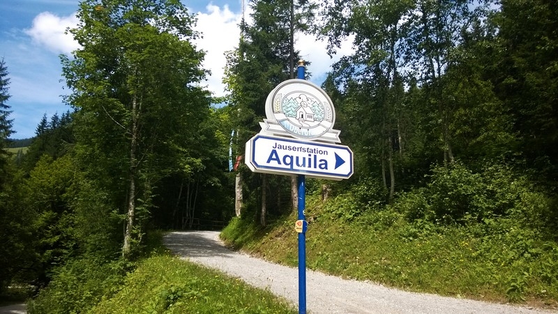 Auffahrt zur Aquila Hütte