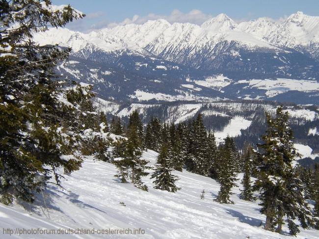 SANKT MICHAEL > Skifahren am Aineck > Blick zu den Tauern