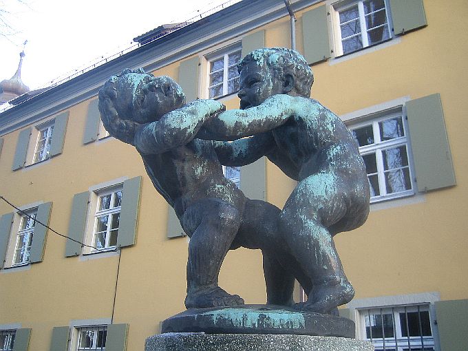 FREIBURG IM BREISGAU > Brunnenfigur > raufende Knaben