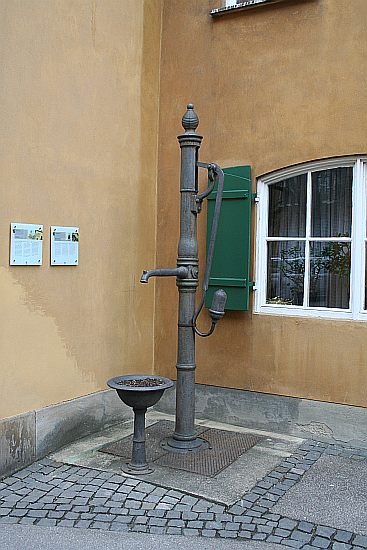 AUGSBURG > Fuggerei > Herrengasse - Pumpbrunnen