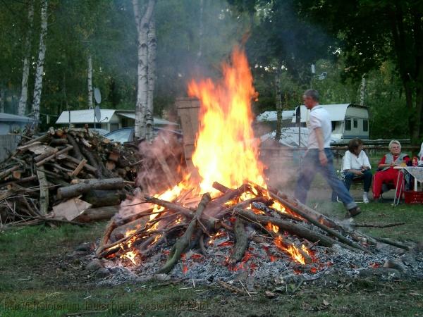 DÜBENER HEIDE > Campingplatz Pressel - Lagerfeuer