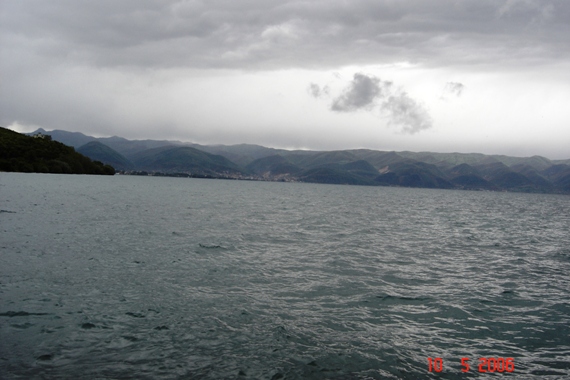 SVETI NAUM > Blick vom Kloster nach Albanien