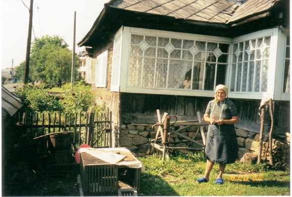 GEBIET MARAMURES > Einladung einer Näherin die als einzige im Ort ein Nähmaschine zum treten besaß.