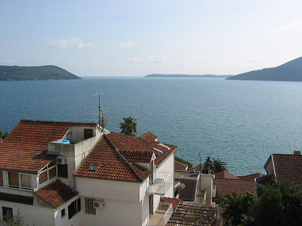 HERCEG NOVI > Blick auf die Ein/Ausfahrt der Boka Kotorska