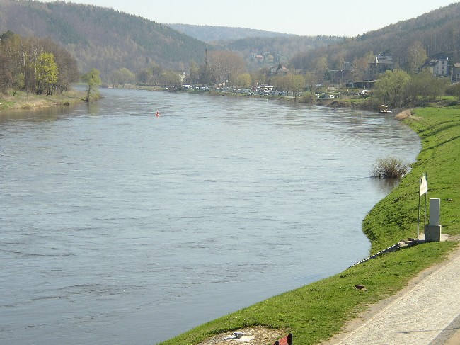 ELBSANDSTEINGEBIRGE > Elbe mit Campingplatz bei Königstein