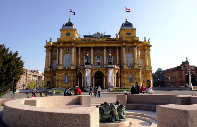 Zagreb > Denkmal vor dem Nationaltheater