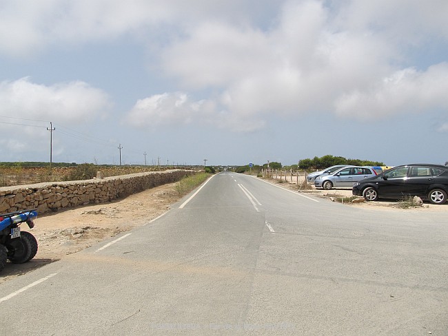 LA MOLA > Parkplatzausblick entlang der Straße Richtung Westen