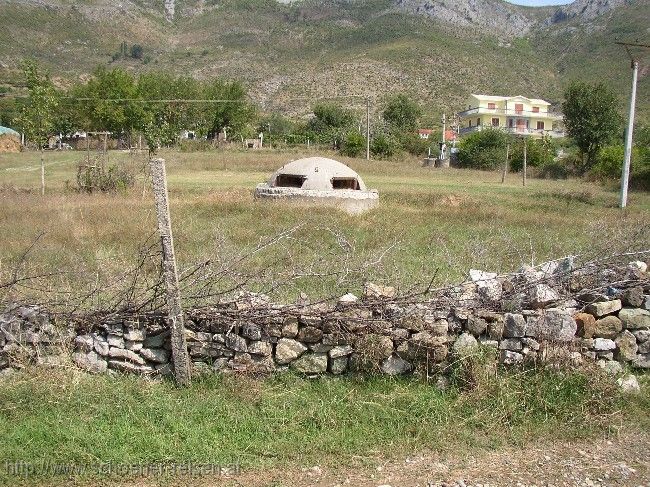 BOJANA > Bunker in de Landschaft