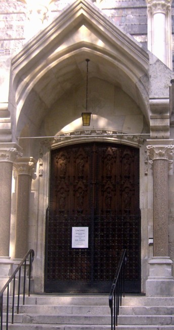 Eingang zum Jagdschloss/Kirche