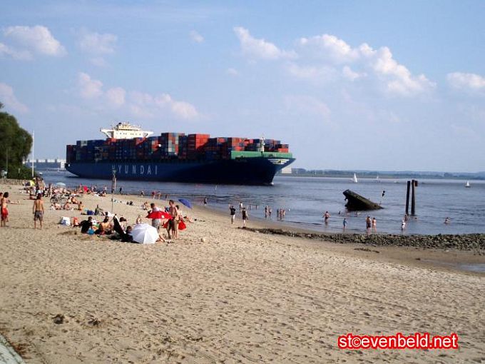 Hamburg - Blankeneser Strand und Containerschiff