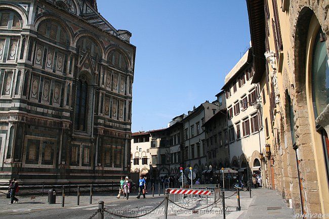 FIRENZE > Piazza del Duomo > links ein etwas schmuddeliger Dom