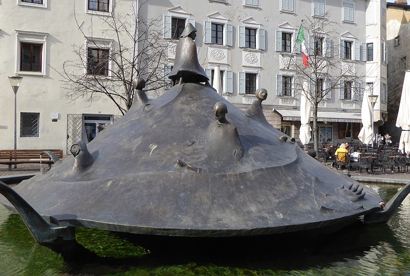 Der Lebensbrunnen am Domplatz in Brixen - Trentino- Alto Adige (Südtirol) -  Schoener Reisen » Forum » Sehen, erleben und berichten