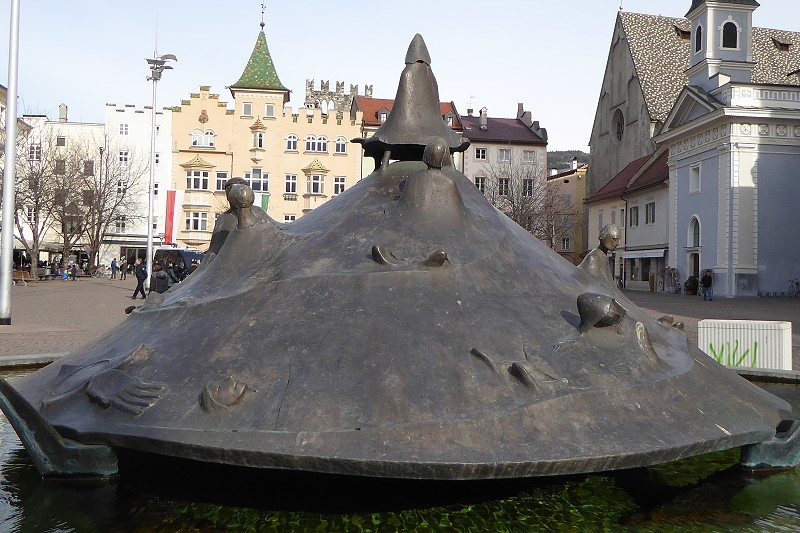 in Reisen Der - Domplatz erleben Alto » Trentino- - Lebensbrunnen und Sehen, Forum » Brixen am Schoener berichten (Südtirol) Adige