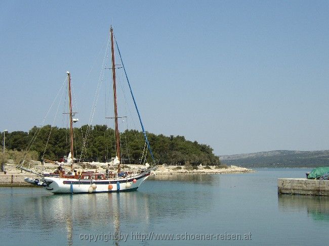 Insel Losinj > Nerezine > Holzschiff