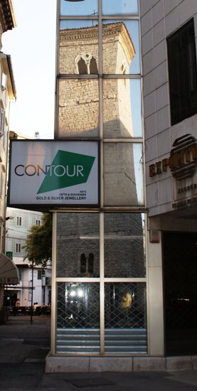 Rijeka - Spiegelbild des Turmes der Kirche maria Himmelfahrt