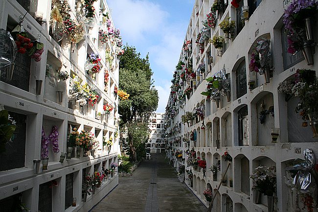 SITGES > Sant Sebastia > Friedhof > Grabkammern in Mauern