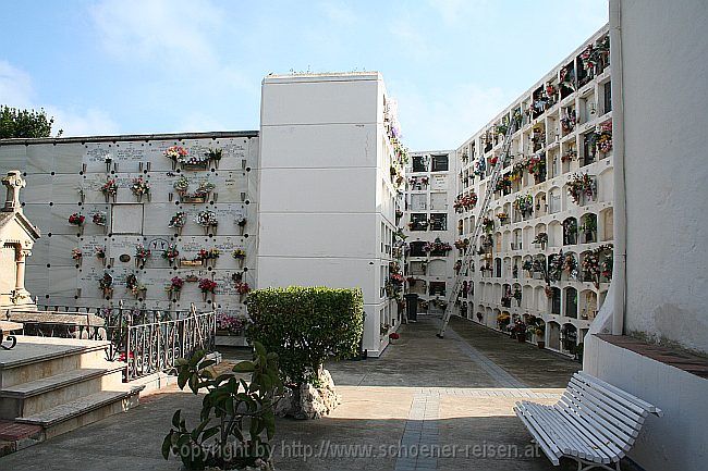 SITGES > Sant Sebastia > Friedhof > Grabkammern in Mauern