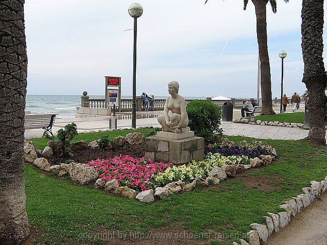 SITGES > Denkmal Hockende an der Strandpromenade