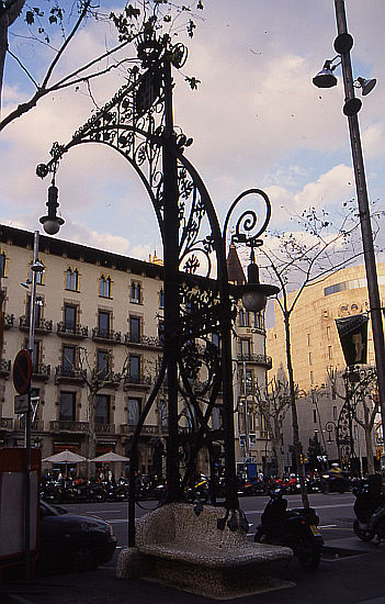 BARCELONA > Passeig de Gracia > Straßenlaterne