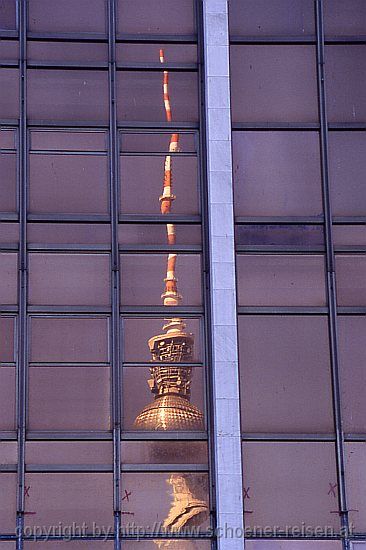 DEUTSCHLAND: BERLIN-MITTE > Fernsehturm spiegelt sich im ehemaligen Palast der Republik