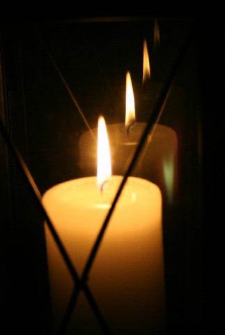 SPEZIAL: Eine Kerze gespiegelt im Windlicht