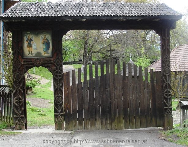 MARAMURES > Eingang zur Holzkirche von Dăneşti (höchste Holzkirche)