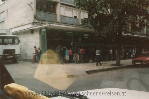 1990-1994 06 TIMISOARA > Anstellen vor den Geschäften