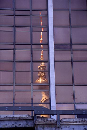 BERLIN-MITTE > Palast der Republik - sich spiegelnder Fernsehturm