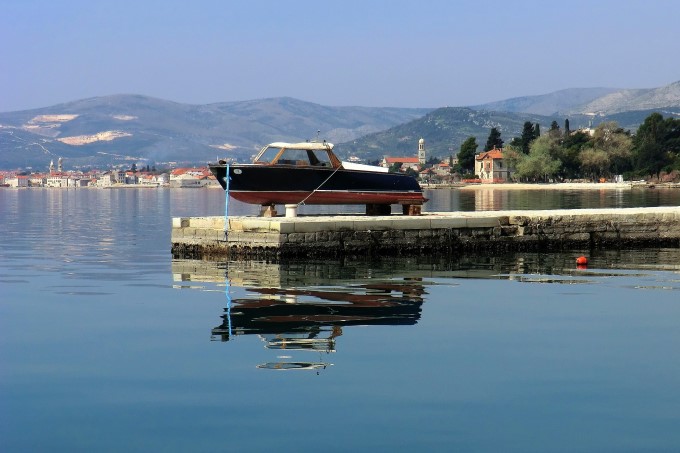 Spiegelungen in Kaštel Lukšić. 2