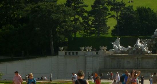 A:Wien>Schönbrunn>Gloriette von der Schlosstreppe unten links