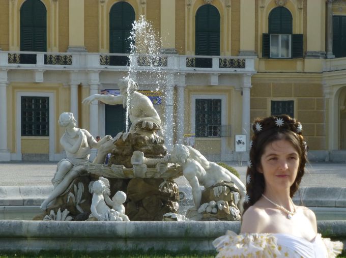A:Wien>Schönbrunn>Brunnen im Ehrenhof