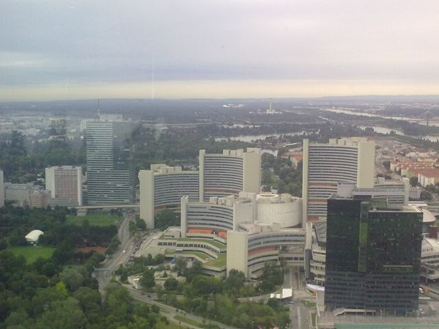 WIEN > Donauturm mit Blick auf die UNO-City