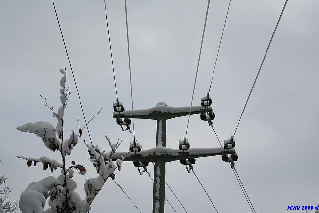 SCHNEE > Ummantelung von Stromleitungen