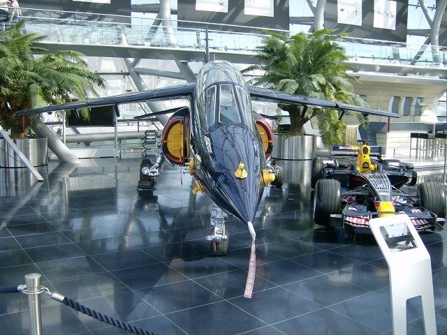> Flughafen > Red Bull Hangar 7 7