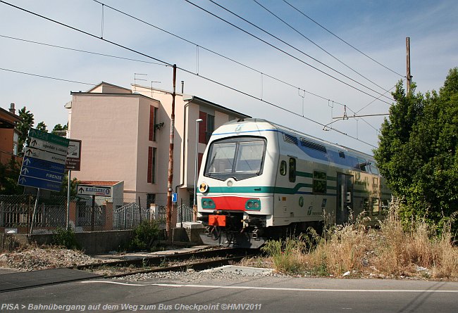 PISA > Weg zum Checkpoint > Bahnübergang