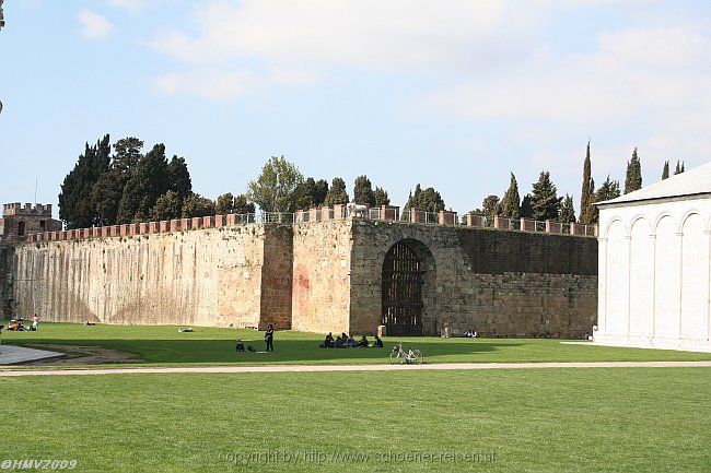 PISA > La Piazza del Duomo > Stadtmauer