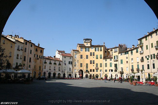 LUCCA > Piazza Anfiteatro - Piazza del Mercado