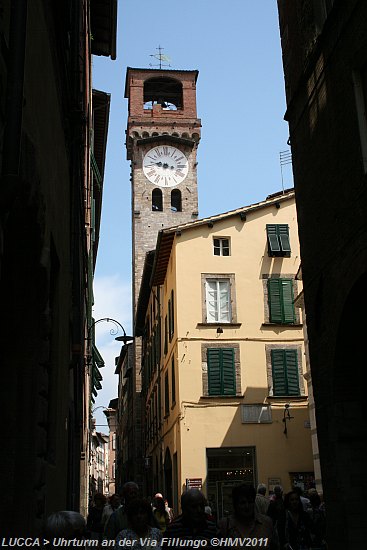 LUCCA > Uhrturm an der Via Fillungo