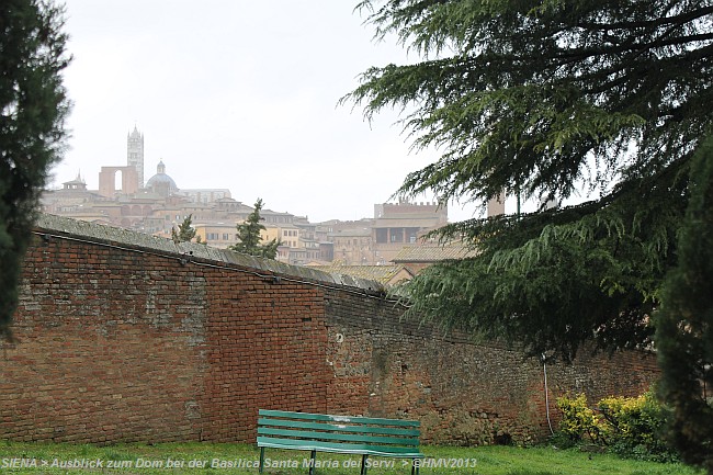 SIENA > Piazza Alessandro Manzoni > Basilikaausblick zum Dom