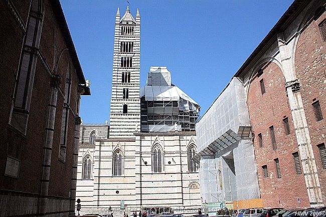 SIENA > Domplatz > Campanile Santa Maria Assunta und Säulen Neuer Dom