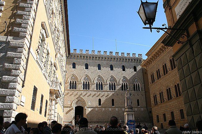 SIENA > Piazza Salimbeni > Palazzo Salimbeni und Spannocchi